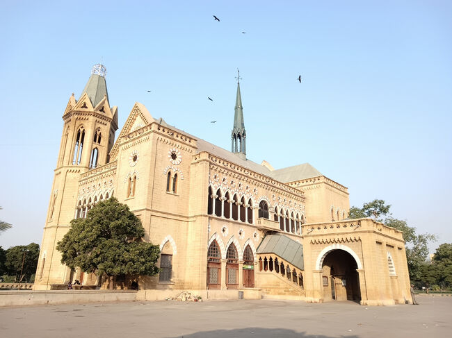 Google Mapを見ながら、公園の中に建つフレア・ホールに来ました。