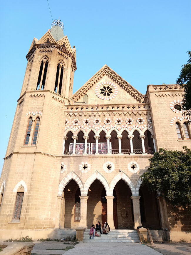 イスラム教を国教とするパキスタンですが、モスクよりも立派な教会に見える建物があるのにちょっとビックリです。