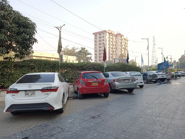 公園付属の駐車場に停車中の乗用車たち。。ほとんどが日本車デス。