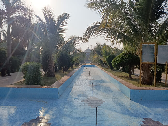 15時40分　シャー・ジャハーンモスクに来ました。1647年に完成したムガール朝第5代皇帝のシャー・ジャハーンの命により造られたモスクです。<br />広大な庭園を備えておりますが、水が満たされていない水路が少し寂しい感じ。右手の説明版に世界遺産のマークが見えます。