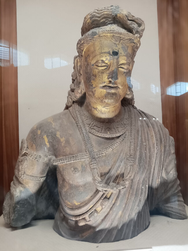 タキシラ遺跡から出土した2世紀に作られた弥勒菩薩の胸像。<br />タキシラは、紀元前アレキサンダー大王による東征時には既に都市国家として存在しており、その後時代を経てガンダーラと仏教美術の中心地として栄えた場所です。