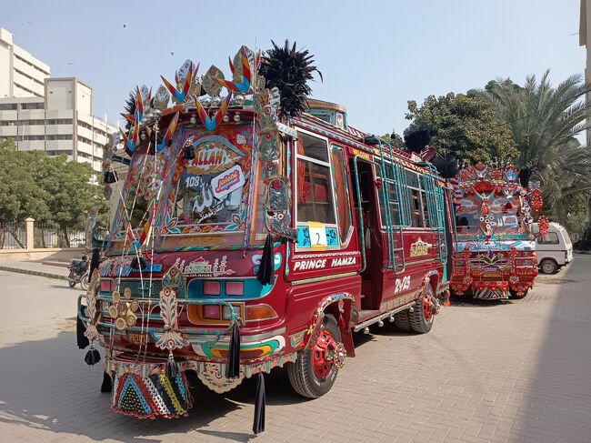 博物館の駐車場に並ぶデコバス。<br />博物館に来る学生らが乗って来られたようです。
