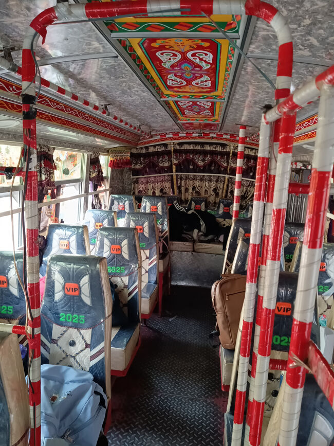 デコバスのドライバーの好意で中を見せてもらいました。中も派手に装飾されています。生徒は全員VIP扱い。。。嬉しいねぇ～♪