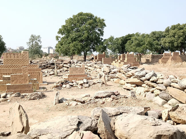 こちらも。<br />墳墓群は砂漠地帯に1万～1万五千も造られています。