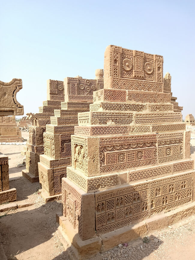 黄褐色の砂岩に精巧な模様が刻まれている墓石が、埋葬された方の顔がメッカの方向を向くようにして並んでいます。