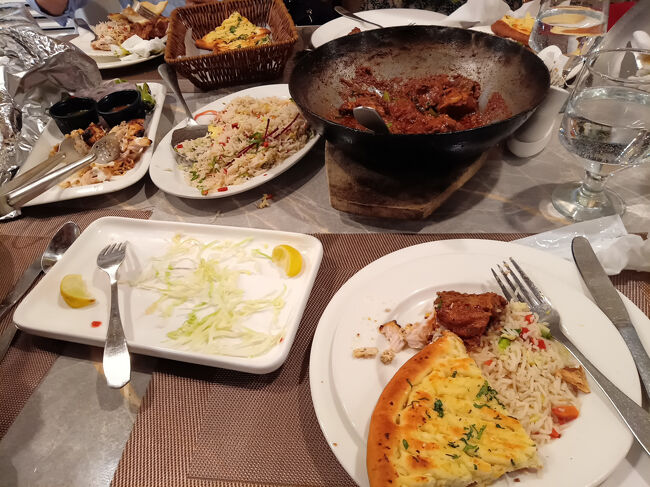 13時過ぎ　街道沿いのレストランで、ナンやライス等のパキスタン初ランチをとります。