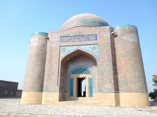 デワンスルファハーン(当時の外務大臣)の霊廟。<br />レンガ積みの上に青タイルなどが貼られた美しい造りです。<br />