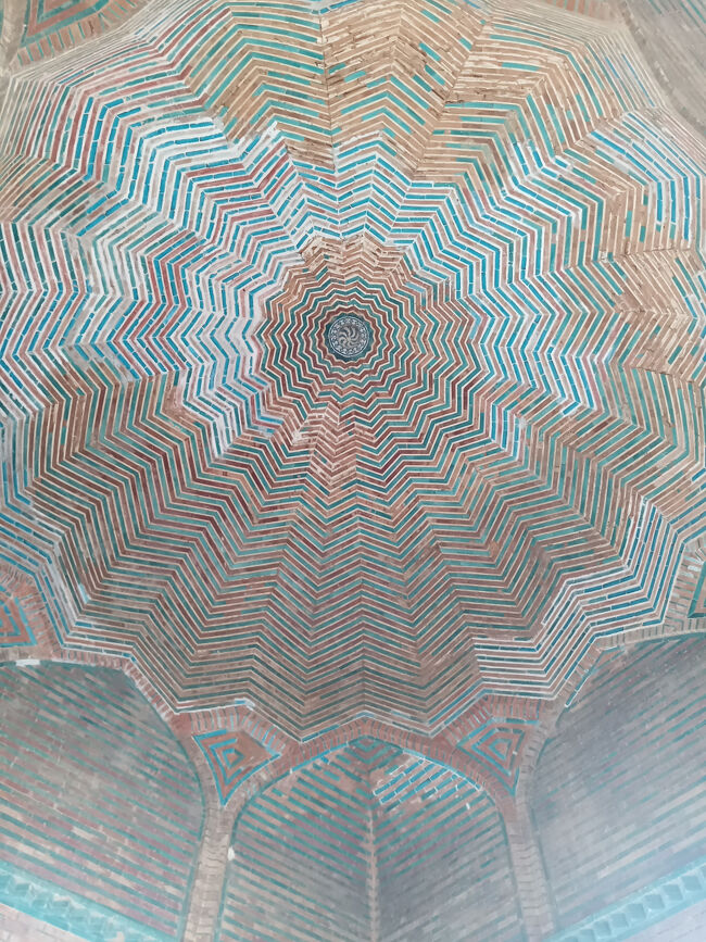 霊廟の中。<br />タイルによる色彩模様が美しいドーム天井。