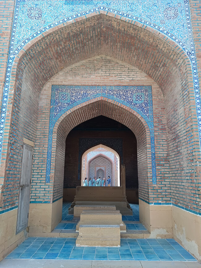 歴代の関係者らの棺が並んでいます。