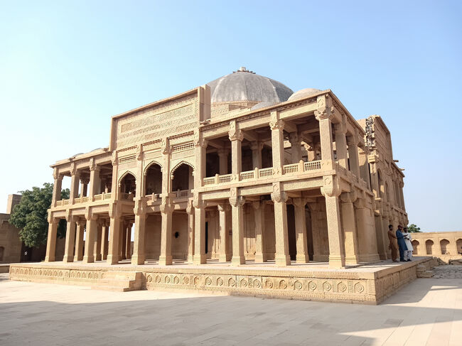 1644年に建設されたミルザーイーサーハーンの霊廟。<br />マックリーヒル最大の廟で、ムガール帝国ジャージャハーン統治下で17世紀にこの地を治めたタルハーン朝時代の王様のものです。<br />