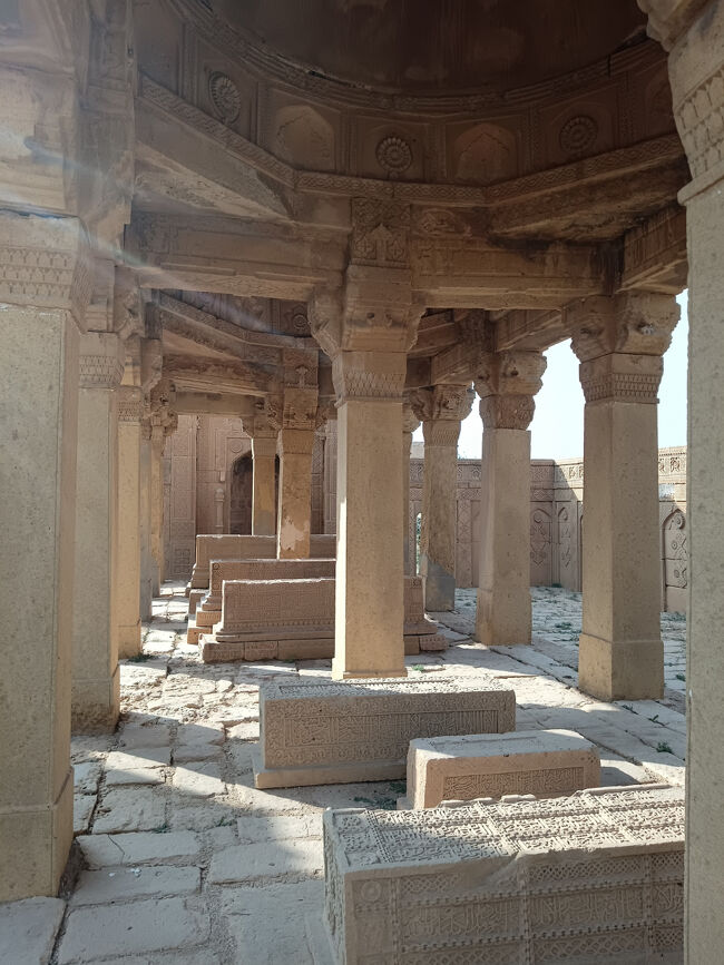 霊廟の中。<br />多数の棺が並んでいます。