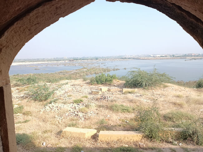 廟の中から眺めるインダス川。<br />