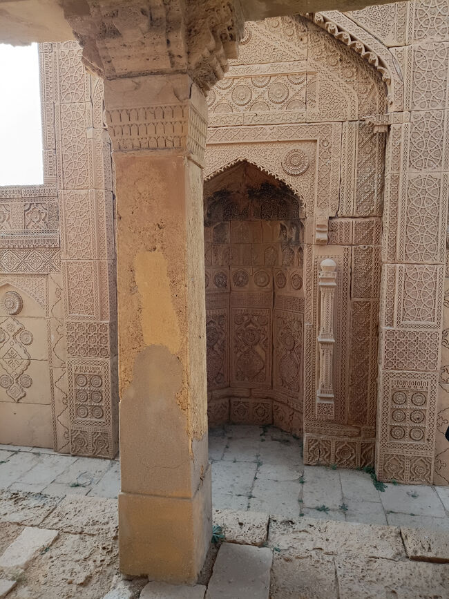 周囲を囲んでいる城壁にはメッカの方向を示すミフラーブが見られます。