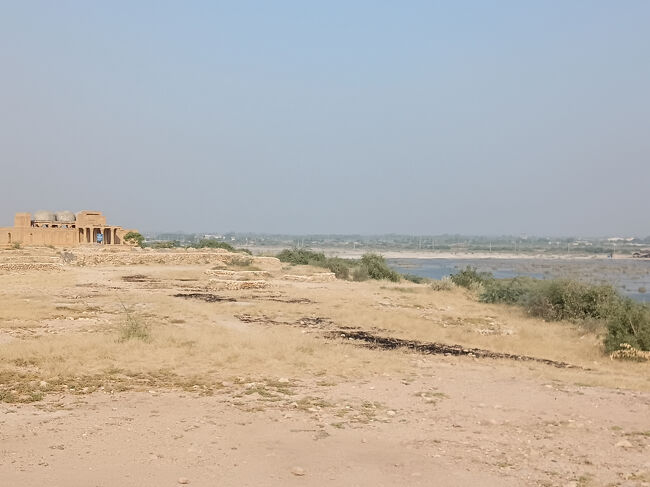 こちらも。<br />マックリーヒルは、インダス川沿いに沿った広大な場所に墳墓群が点在しており、電動カートで移動します。