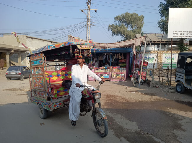 タッタの街中を少し移動します。<br />庶民の足はこちらのバイク・リヤカー。