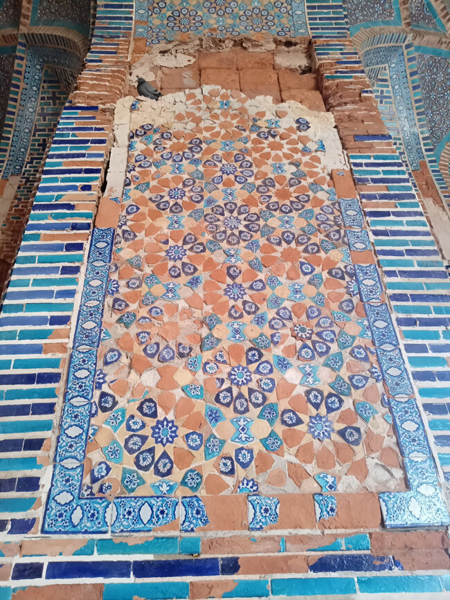 タイルを張り詰めて造られた模様が独特の壁面。