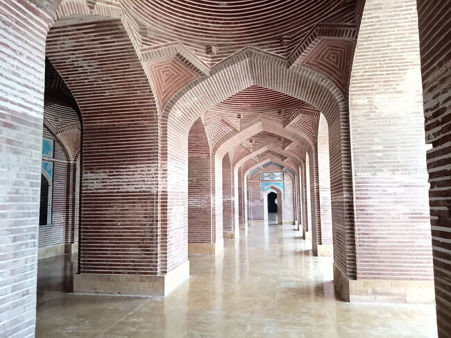 中庭を囲んでいるアーチが連なって構成された回廊。