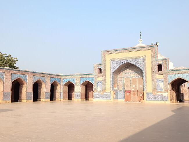 ４辺の回廊で囲まれた中庭を中心にした、ペルシャに多い「イーワン様式」で建てられたモスクです。