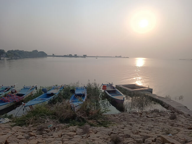 16時30分　ハイデラバードに向かって移動しています。<br />途中夕陽が傾いてきたキンジャール湖で写真ストップ。ここはパキスタンで最大の淡水湖です。