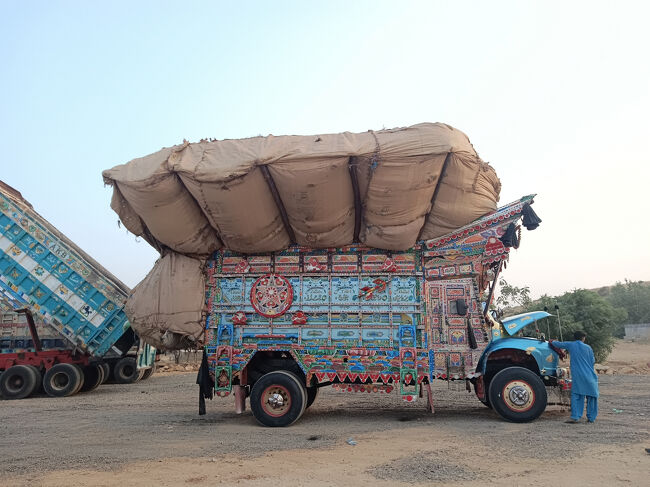 重量オーバー、バランスを崩して転倒するのではないかと心配ですが。<br />ドライバー君、わしの腕は確かジャ～、心配ご無用ジャぁ～と。。。