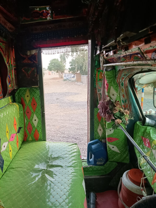 ドライバーのご好意で自慢の運転席を覗かせてもらいました。狭いながらもマイ運転席・・・カラフルな豪華仕様でございますwww。