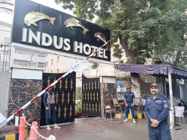 18時30分　ハイデラバードの INDUS HOTELに到着。<br />ゲート前は、銃を持つガードマンらがいるし、護衛の警察官らはホテル内でも警備体制で物々しく駐在しており、安全対策は万全みたい。。。