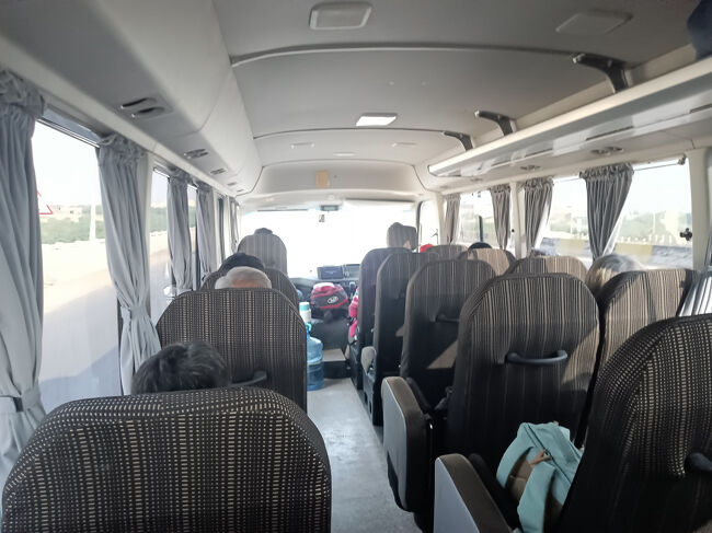 こちらは私達ツアー客が乗っているマイクロバス。日本で生産されたトヨタの新車コースターです。ツアー客11人とTDと現地ガイド、合計13人が乗車しており、ツアー客は日替わりで席替えをしています。<br />