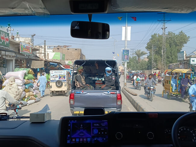 ツアーの移動はライフルを持った威厳のある2人の警察官らの護衛付きで、こちらも一応VIP扱いです。<br />最も現地ガイドは、警察官の護衛付きは、自由に移動できないことや食事をご馳走したり、チップを払わなくてはならない等で好きでは無い・・・と嘆いていましたが。因みにパキスタンは2025年11月現在、国内のほぼ全域にレベル2(不要不急の渡航は止めて下さい)が継続していますが、現地ツアー会社の判断でコースを選んで旅しています。