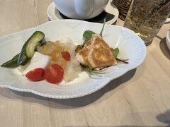 その後まずは母のリクエストの銀座三越でお買い物。
母がカードをなくして再発行とかもしたりしたので、ちょっと時間がかかりました。
１３時過ぎに一番早く入れそうなお店でお昼ご飯。
朝がおそかったので、飲茶いいなと思ってそのセットにしたら、ものすごくぽりゅーもありました(笑)