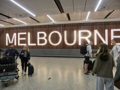 管理人はメルボルンにすんなり到着しなかった。スーツケースが大きいので怪しまれて見事に事務所でスーツケースを開封して検査⇒無罪放免

で、SkyBusが来ない。結果タクシーでホテルまで行って120ドルを出費