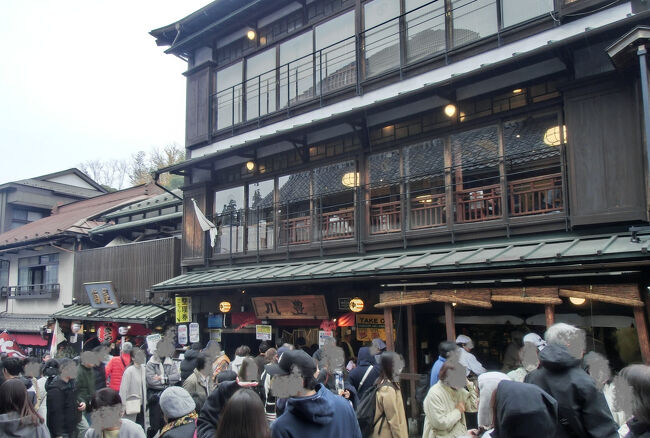 ウナギの店が沢山立ち並んでいます。こちらは「川豊 本店（かわとよ）」です。２時間待ち。