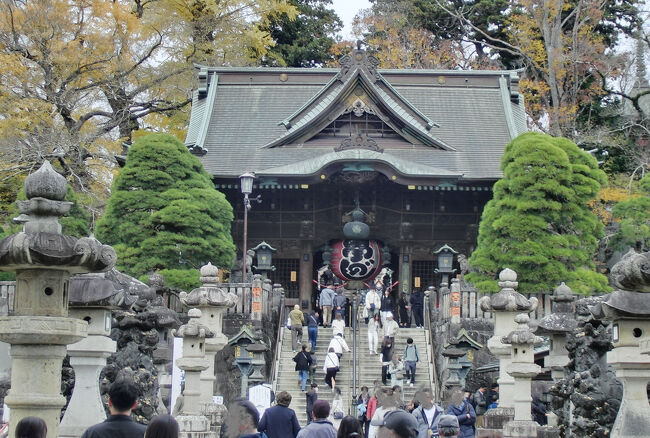 総門を通り抜けると、仁王門が見えてきます。