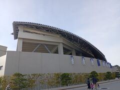 ポートライナー→地下鉄→徒歩で須磨シーワールドへ
元々予定していたので施設入館券で８００円割引は嬉しい
しかし開園前に大行列？？？平日なのに
なんと神戸市民感謝ウィークで神戸市民１０００円だと
水族館は平日にゆっくりみたいので予定変更
次いつ来られるかな？