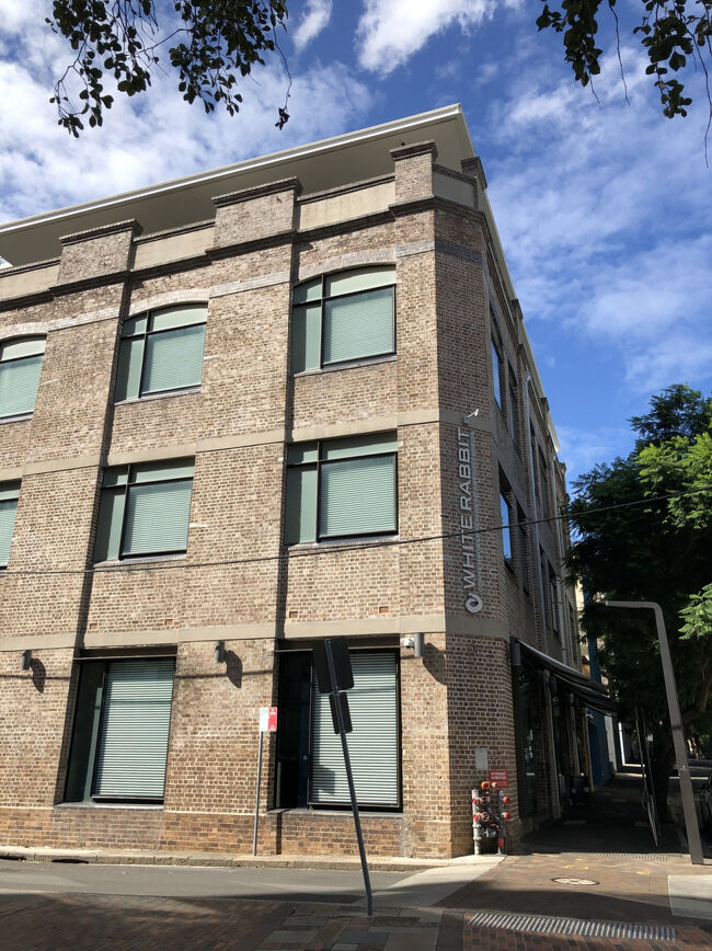 お茶もしたし次の場所に移動です。<br /><br />やって来たのはシドニー・セントラル駅から徒歩10分程のチッペンデールの再開発地区&amp;公園広場前に有るホワイト ラビット ミュージアムです。<br /><br />ここは中国系の芸術家達の現代アートを展示している美術館です。<br /><br />ギャラリーは3階建てのビル全部です。<br />