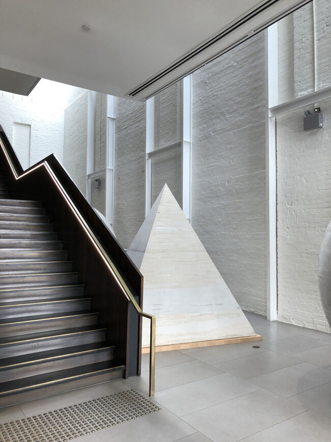 1階の3分の1部分と2&amp;3階がメインの展示室になっています。<br /><br />此処は1階から3階までの吹き抜け展示の作品。<br /><br />