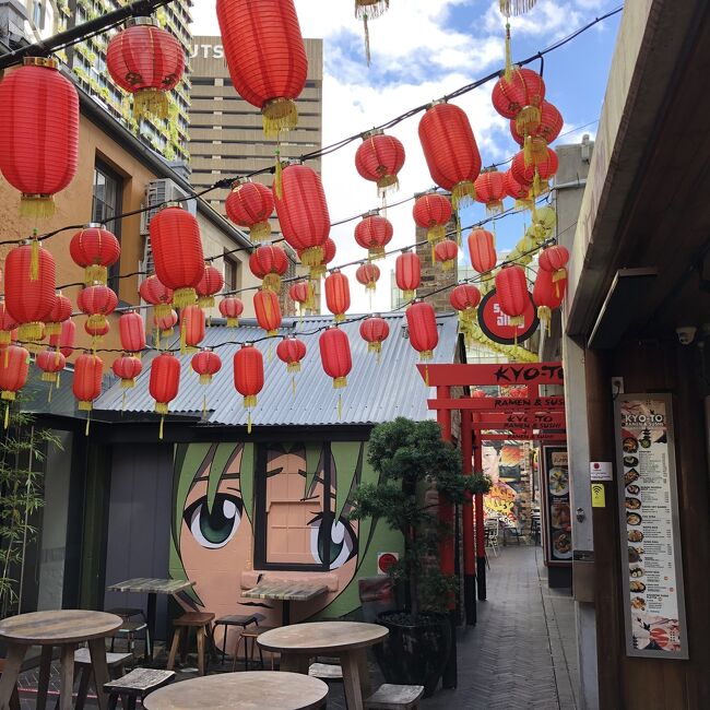 小さな路地にはテーブルを配置して屋外フードコートみたいになっています。<br /><br />此処は夜訪問する場所でしょうが､､､､､<br /><br />そのままチャイナタウンへ向かいます。