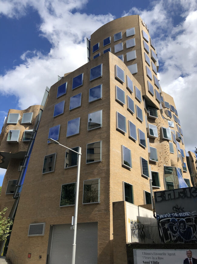 チャイナタウンの裏手にその目立つ奇抜なデザインから｢シドニーのガウディ建築か？｣と呼ばれて話題になっている建物を見に来ました。勿論スペインの建築家ガウディの作品ではありませんが・・・<br /><br />チャイナタウン直ぐ裏側のザ グッズ ラインと呼ばれて整備された貨物引込線跡の遊歩道沿いに建っています。<br /><br /><br /><br />