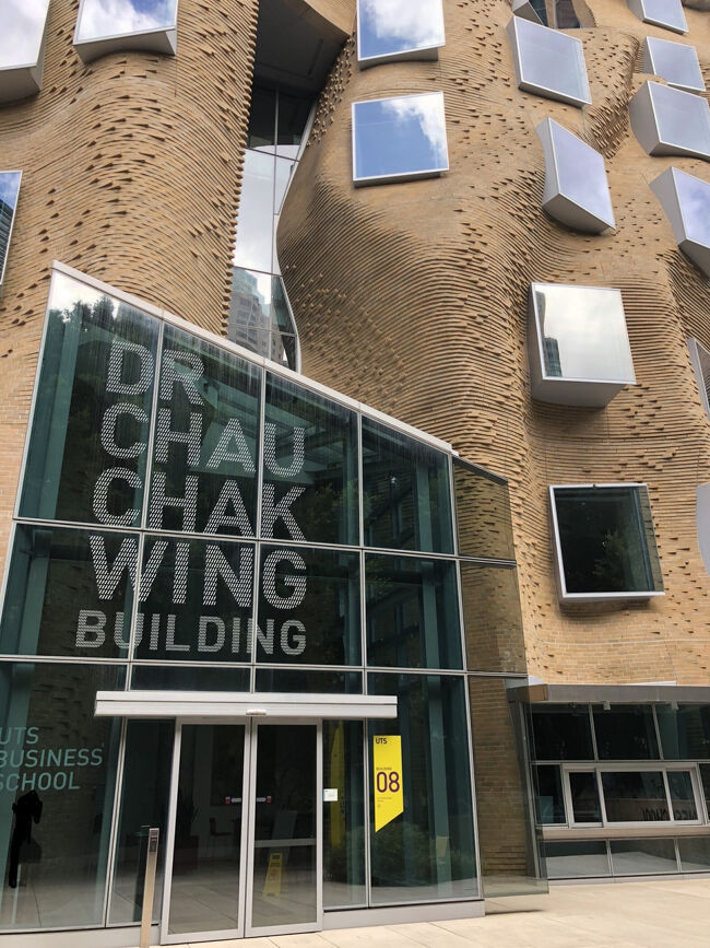 その内部構造がどうなってるか興味津々です。<br /><br />館内は入館出来て建物内を通り抜け出来るので内部の複雑な構造もぜひ見学して下さい。<br /><br />また建物とその周辺のジオラマ模型もホールに展示してあって全体像を見るのに役立ちます。<br /><br />Wikipediaでも紹介されているモダン建築で時間が有る方は是非！<br />https://en.m.wikipedia.org/wiki/Dr_Chau_Chak_Wing_Building