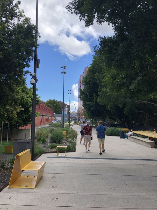 此方は上の写真の反対側。この廃線跡ですが丁度ダーリングバーバーの辺りからは現在の路面電車・ライトレールの線路として活用されているのでこの遊歩道もそこまでとなります。<br /><br />丁度チャイナタウンの裏側になります。ではチャイナタウンへ向かいましょう。<br /><br />