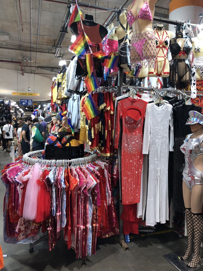 此処はパーティー用の衣装や小道具屋さん。マルデッグラに合わせてその関連グッズ等を販売してますね。