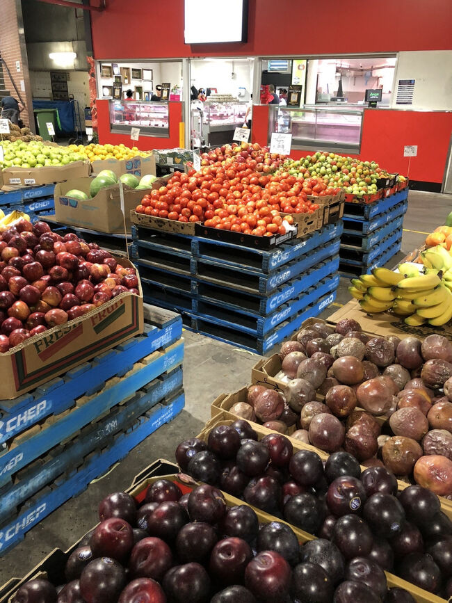 特に約3分の1を占める生鮮食品市場では威勢のいい掛け声が聞けてシドニーの野菜、果物の現地価格が見れて楽しいですよ！<br /><br />ここでは日本では高いフルーツを是非！1つからでも売ってくれます！<br /><br />食品コーナーは15時頃から他の専門店も16時過ぎには店終いが始まるのでそのつもりで訪問して下さい。