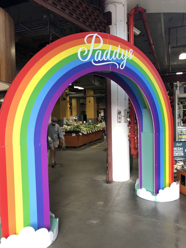 シドニーチャイナタウンのど真ん中の商業施設マーケットシティの地上階はまるで縁日の様に各ブースでお土産物やら日用品やら生鮮食料品等々何でも売っている市場になります。<br /><br />