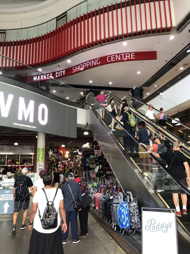 パディースマーケットの真上がマーケットシティのメインのショッピングモールです。<br /><br />では外を散策しましょう。　