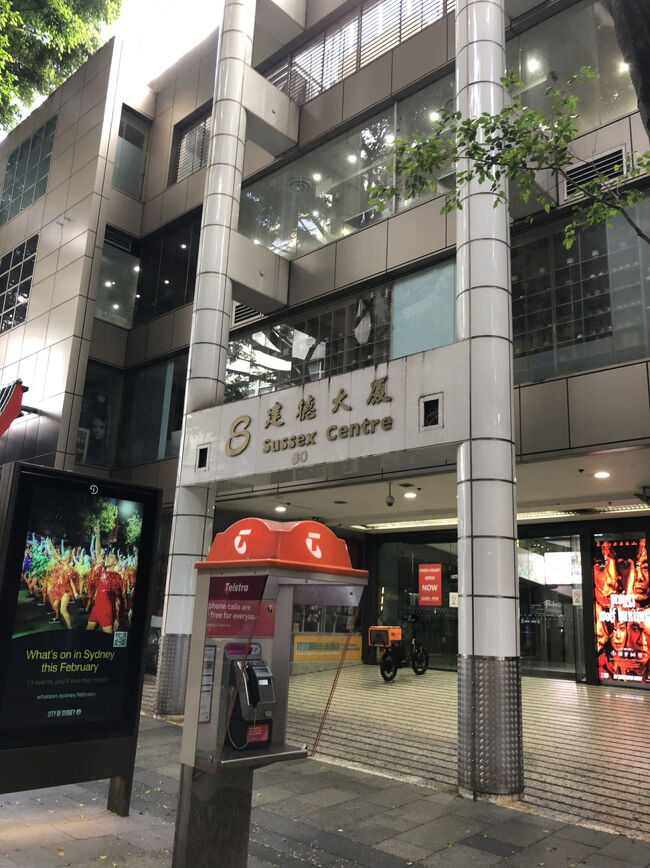 此処はチャイナタウンの歩行者天国のほぼ中心に有る商業ビルで地階と地上階は各種のSHOPが入店しています。2階は吹き抜けに面してグルっとアジア各国のレストランが入っているフードコートになります。フードの価格はかなり安めの設定です。<br /><br />歩行者天国側の入口から館内へ入りましょう。<br />