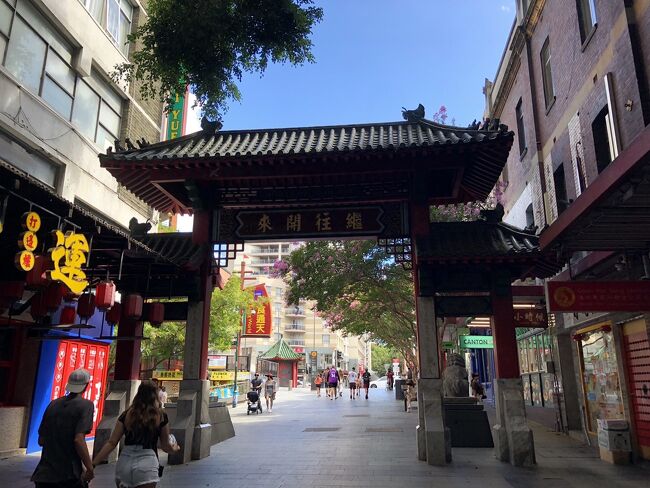 シドニーのチャイナタウンはダーリング・ハーバーの南側からシドニー・セントラル駅にかけてのエリアで中国系のお店やショップが犇き合っています。<br /><br />そのチャイナタウンの中心は中国式の門が両側に建っている歩行者天国にもなっているディクソン・ストリートでしょうか？