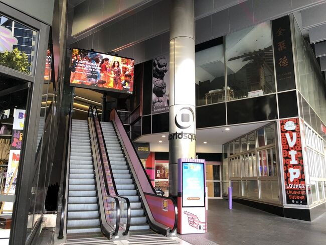 次に向かったのはシドニー中心部CBDエリアのチャイナタウンに隣接しているワールド スクエア ショッピング センターです。<br /><br />シドニーセントラル駅からゆっくり歩いての北の方角へ10分程です。<br /><br />シティの南北の幹線道路のGeorge Street沿いに建つ複合大型商業施設で目抜き通り四方からの入口が有ります。<br /><br />高層建築ですが内部は場所柄アジア系のショップやレストランが多いです。<br /><br />ワールドスクエアは地下と地上低層階はショッピング＆レストランゾーンで高層階はオフィスとサービスアパートメントになっているシドニー中心部の高層建築です。<br /><br />観光客的には地下の豪州大手スーパー・コールス (ワールド スクエア ショッピング センター店)とお酒の量販店リキュールランド (ワールド スクエア ショッピング センター店)が便利でローカルの人の生活が垣間見えて楽しいですよ!