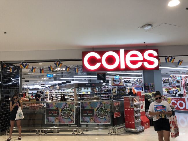 ワールドスクエアの地下1階広場前に大きな入口が有ります。豪州大手のスーパーマーケットでシドニー中心部のCBDエリアでは最大の店舗面積の店舗です。<br /><br />普通のスーパーなので観光中でも必要な物は見付かると思います。<br /><br />入口に近い所にサラダやサンドイッチ類が並んでいます。<br />正直日本より高くて量も少なく美味しく無いんですが・・・<br /><br />支払いは自動清算出来るカウンターが沢山有りますが慣れて無い方は有人カウンタへどうぞ！<br /><br /><br />