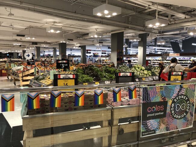 こちらは地元の人目線の品揃えのスーパーなので有名なオーストラリアのチョコレートTim Tam等のお土産のお菓子類の大人買いをするには近所のもうひとつの豪州最大手のスーパー・ウールーワース(タウンホール店)の方が観光客向きの品揃えです。