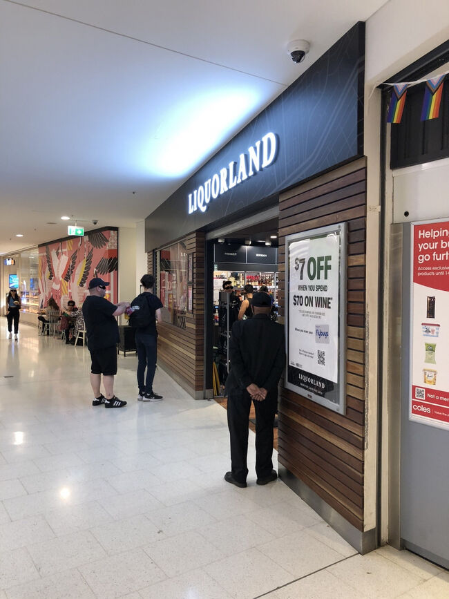 次に覗くのはシドニー中心部に有るワールドスクエアショッピングセンターの地下1階広場前に有る豪州でも大手のリカーショップです。豪州大手のスーパー・コールス系列なのでコールスの隣に併設されています。<br /><br />オーストラリアでは大手のスーパーでは店内で酒類を販売して無くリカーの販売は系列のリカーショップがしてるのでここも典型的な例になります。<br /><br />