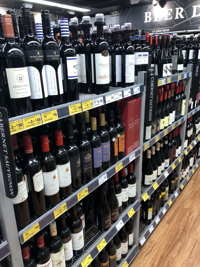 豪州産のワインを始め世界中のお酒が揃います。<br /><br />入口に近い所に特売品のお酒が並んでいます。<br /><br />隣のスーパー・コールスでおつまみを購入すればホテルで早速お酒が楽しめます。<br /><br />日本より豪州ワインは安くここで手に入りますがお土産用の梱包サービスはしてませんのでそのつもりで・・・